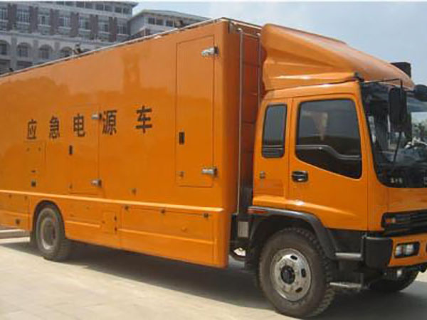 瑶海冬季柴油发电机启动前，如何检查燃油系统中的积水？